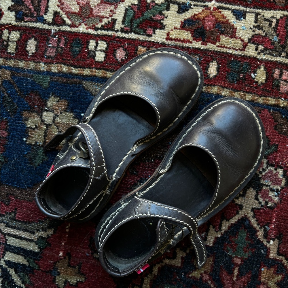 38 Women's Black Duck Feet Mols